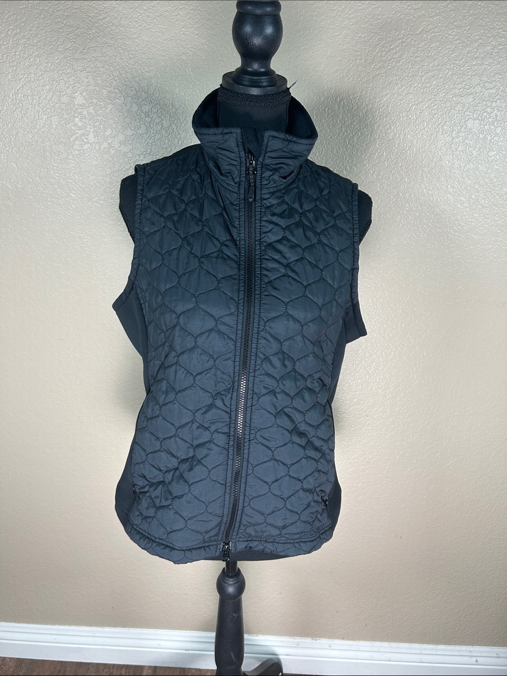 L.L.Bean Black Quilted Insulated Vest Full Zip Size Medium
